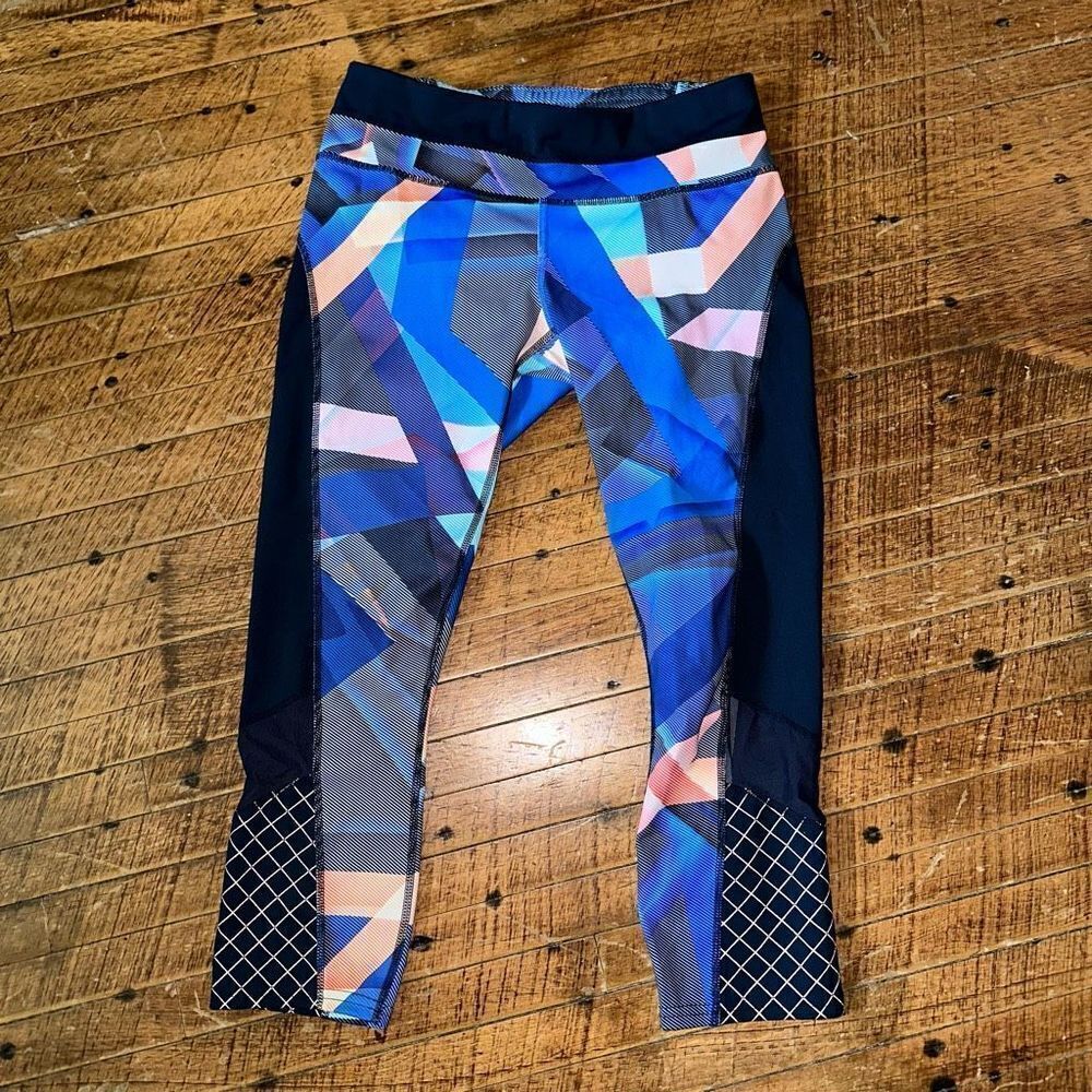Athleta S artsy colorful black panel capri workout leggings